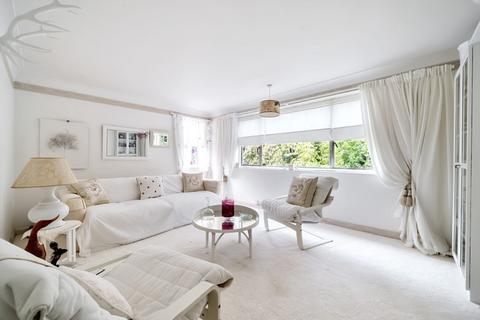 3 bedroom flat for sale, Meadway Court, The Ridings, Ealing W5