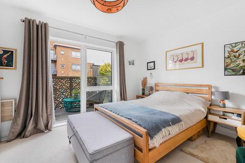 1 bedroom apartment for sale, Benhill Road, London, SE5