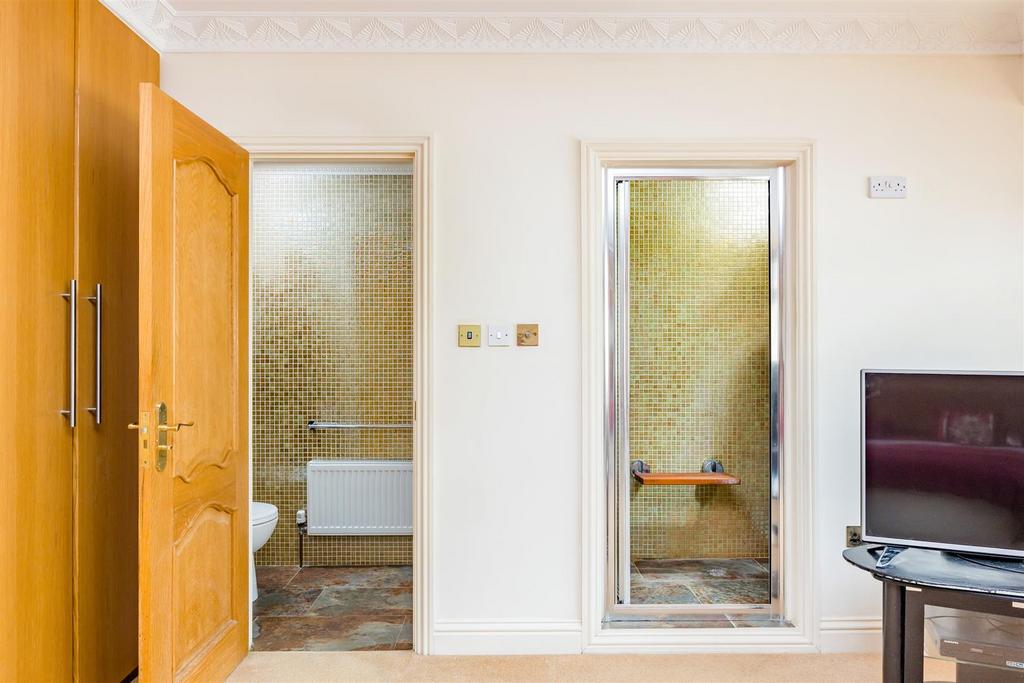 En-suite Shower &amp; Toilet