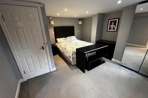 3 bedroom terraced house to rent, Beechwood Mount, Burley, Leeds, LS4 2NQ