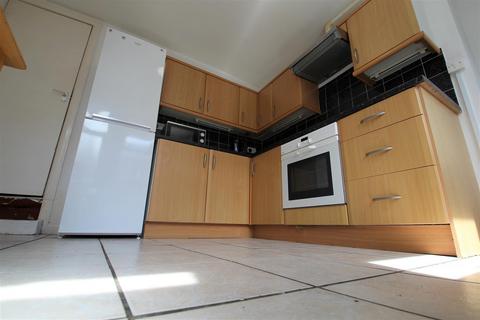 4 bedroom terraced house to rent, Burley Lodge Road, Hyde Park, Leeds, LS6 1QP
