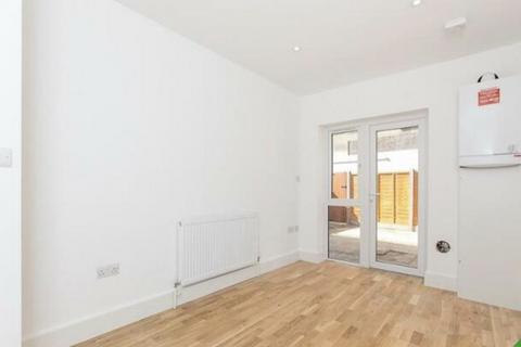 2 bedroom maisonette to rent, Hornsey Road, London, N7