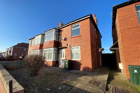 2 bedroom flat to rent, Fairfield Drive, West Monkseaton, Whitley Bay