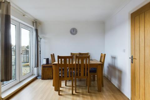 2 bedroom flat to rent, Montgomerie Road, Southsea PO5