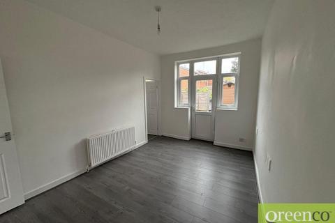 3 bedroom terraced house to rent, Station Road, Salford M27