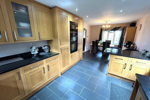 3 bedroom detached house for sale, Shelvers Way, Tadworth KT20