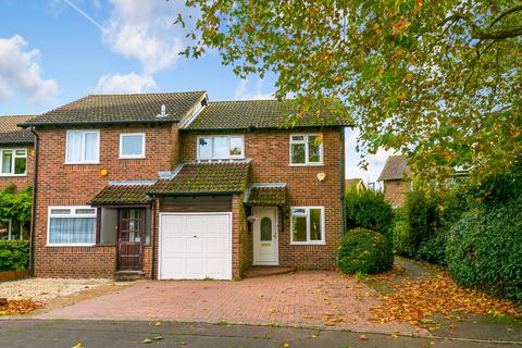 3 bedroom end of terrace house for sale, Stevens Close, Hampton