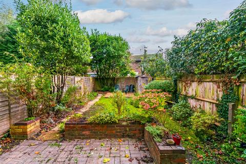 12 Stevens Close, Hampton, TW12 3YR