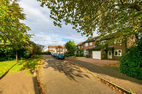 12 Stevens Close, Hampton, TW12 3YR