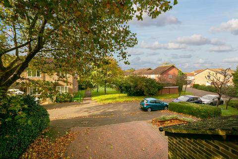12 Stevens Close, Hampton, TW12 3YR
