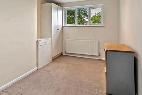 12 Stevens Close, Hampton, TW12 3YR