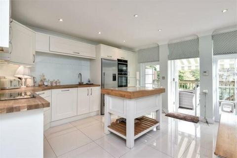 4 bedroom terraced house to rent, Eastgate Street, Winchester, Hampshire