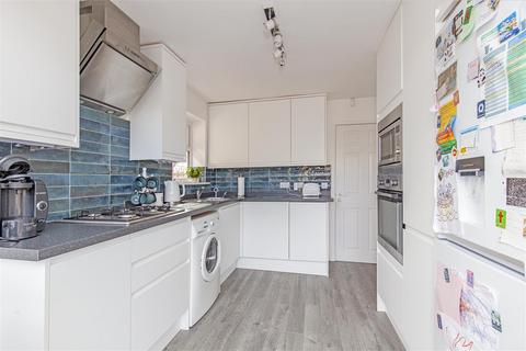 5 Castle Mount Crescent, Bakewell, DE45 1AT