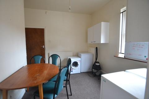 5 bedroom semi-detached house to rent, Derby Grove, Nottingham NG7