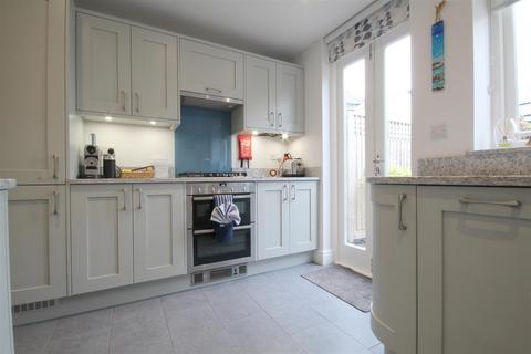 2 bedroom terraced house to rent, Station Street, Lymington