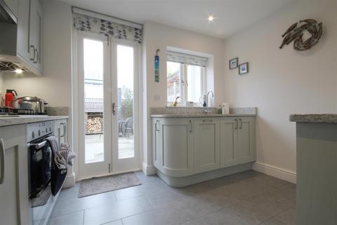 2 bedroom terraced house to rent, Station Street, Lymington