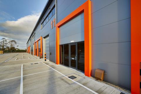 Warehouse to rent, Unit 11 Spring Business Park, New Lane, Havant, PO9 2NF