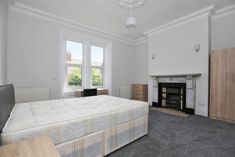 8 bedroom terraced house to rent, Holly Avenue, Jesmond NE2