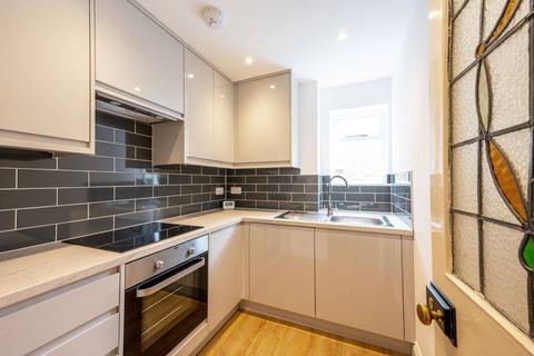 2 bedroom flat to rent, Woodside, Wimbledon, London, SW19