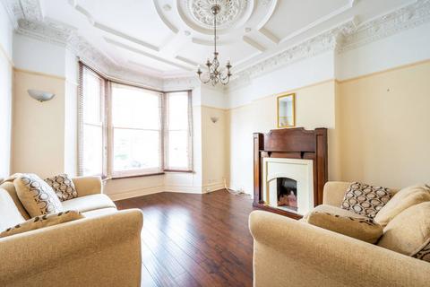 2 bedroom flat to rent, Woodside, Wimbledon, London, SW19