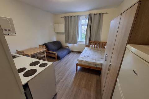 Studio to rent, 10 Colney Hatch Lane, London N10