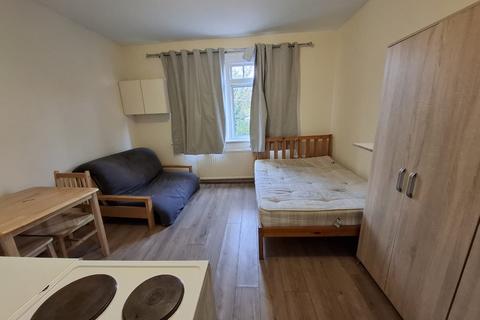 Studio to rent, 10 Colney Hatch Lane, London N10