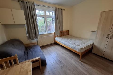 Studio to rent, 10 Colney Hatch Lane, London N10