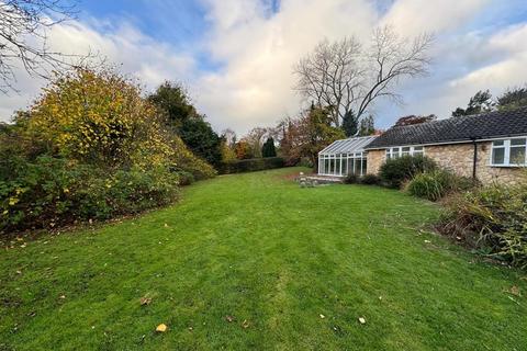 3 bedroom detached bungalow to rent, The Dell, Leeds LS17