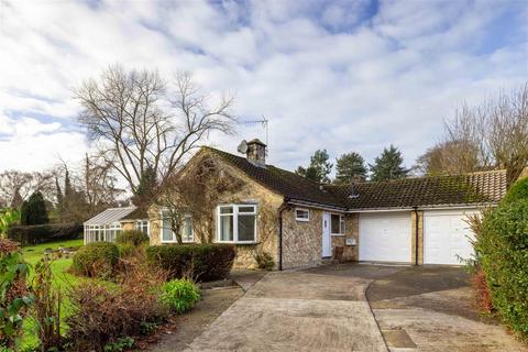 3 bedroom detached bungalow to rent, The Dell, Leeds LS17