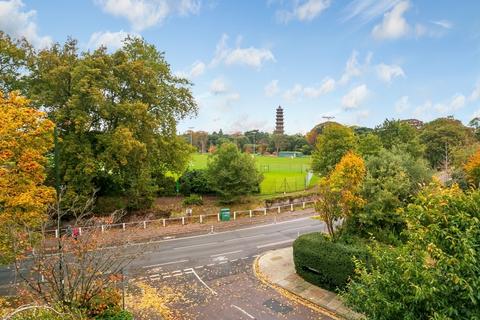 2 bedroom flat for sale, Blenheim Court, Stanmore Road, Kew, Richmond, Surrey TW9