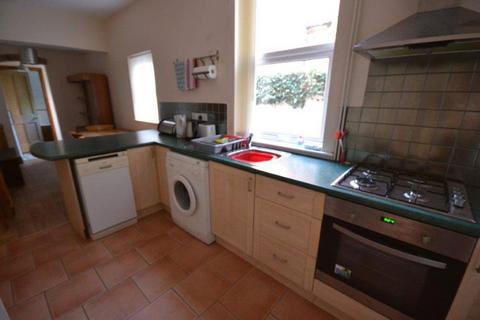 4 bedroom terraced house to rent, Landseer Road, Leicester