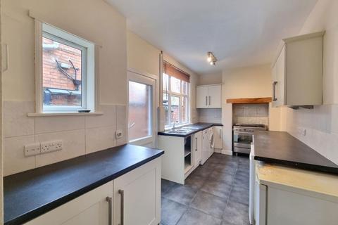 4 bedroom terraced house to rent, Lytton Road, Leicester