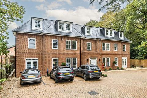 2 bedroom flat to rent, St. Georges Avenue, Weybridge KT13