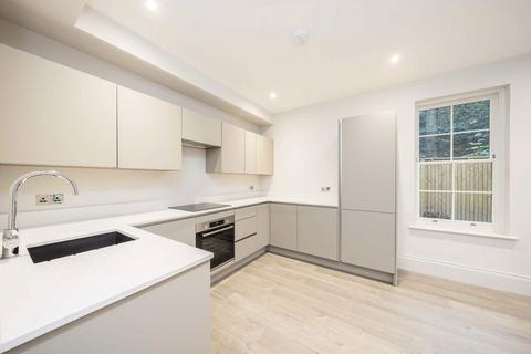 2 bedroom flat to rent, St. Georges Avenue, Weybridge KT13