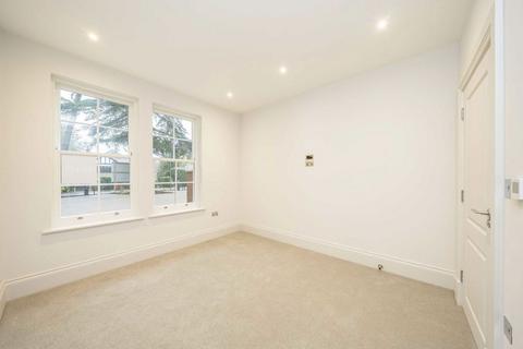 2 bedroom flat to rent, St. Georges Avenue, Weybridge KT13