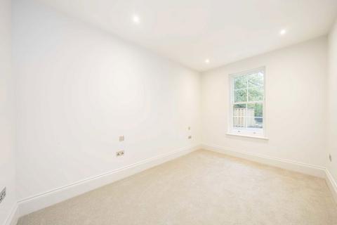 2 bedroom flat to rent, St. Georges Avenue, Weybridge KT13