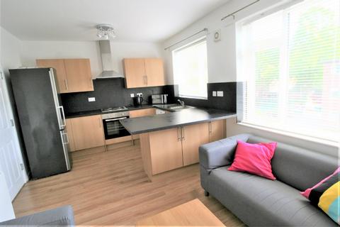 3 bedroom flat to rent, Fairfield Court, Daisy Bank Road, Manchester M14