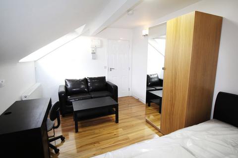 2 bedroom flat share to rent, Apt 4A, 19 Regent Park Terrace, Headingley LS6