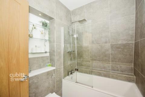 2 bedroom flat to rent, Brighton Road Redhill RH1