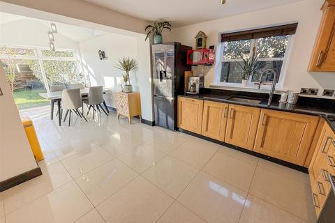 35 Ffordd Spoonley, Llansanffraid, SY22 6FB