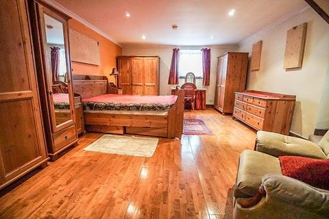 2 bedroom house to rent, Church Street, Hatfield AL9