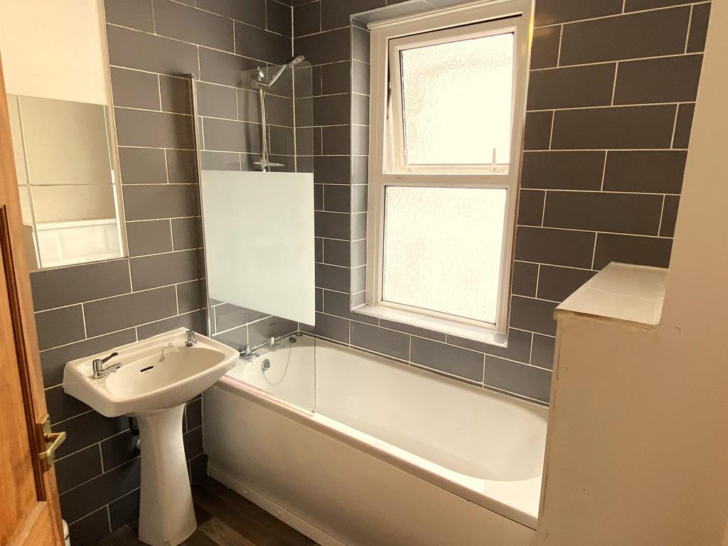 3 Oaklands-Bathroom