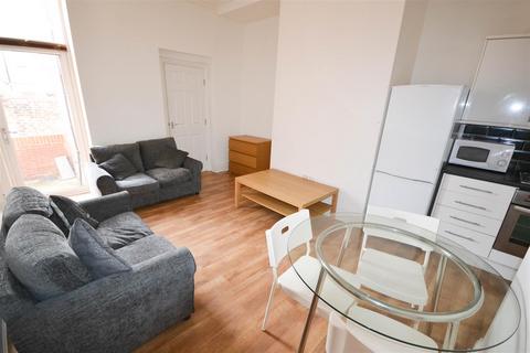 3 bedroom flat to rent, Helmsley Road, Newcastle Upon Tyne NE2