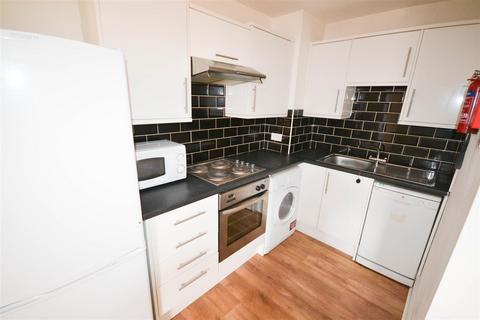 3 bedroom flat to rent, Helmsley Road, Newcastle Upon Tyne NE2