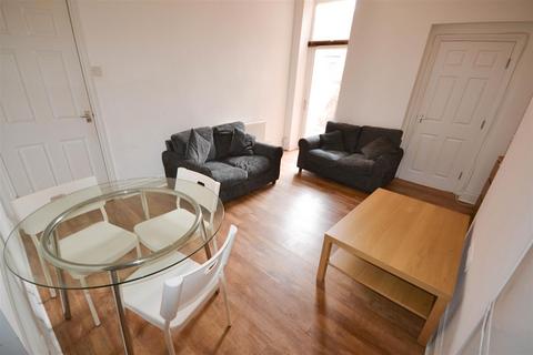 3 bedroom flat to rent, Helmsley Road, Newcastle Upon Tyne NE2