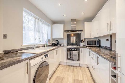 11 Bishops Orchard, Farnham Royal, Slough, SL2 3AB