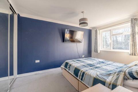 11 Bishops Orchard, Farnham Royal, Slough, SL2 3AB