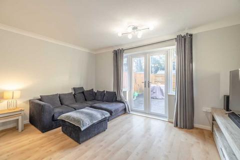 11 Bishops Orchard, Farnham Royal, Slough, SL2 3AB