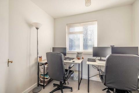 11 Bishops Orchard, Farnham Royal, Slough, SL2 3AB