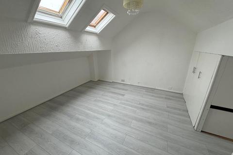 3 bedroom flat to rent, High Street, Liverpool